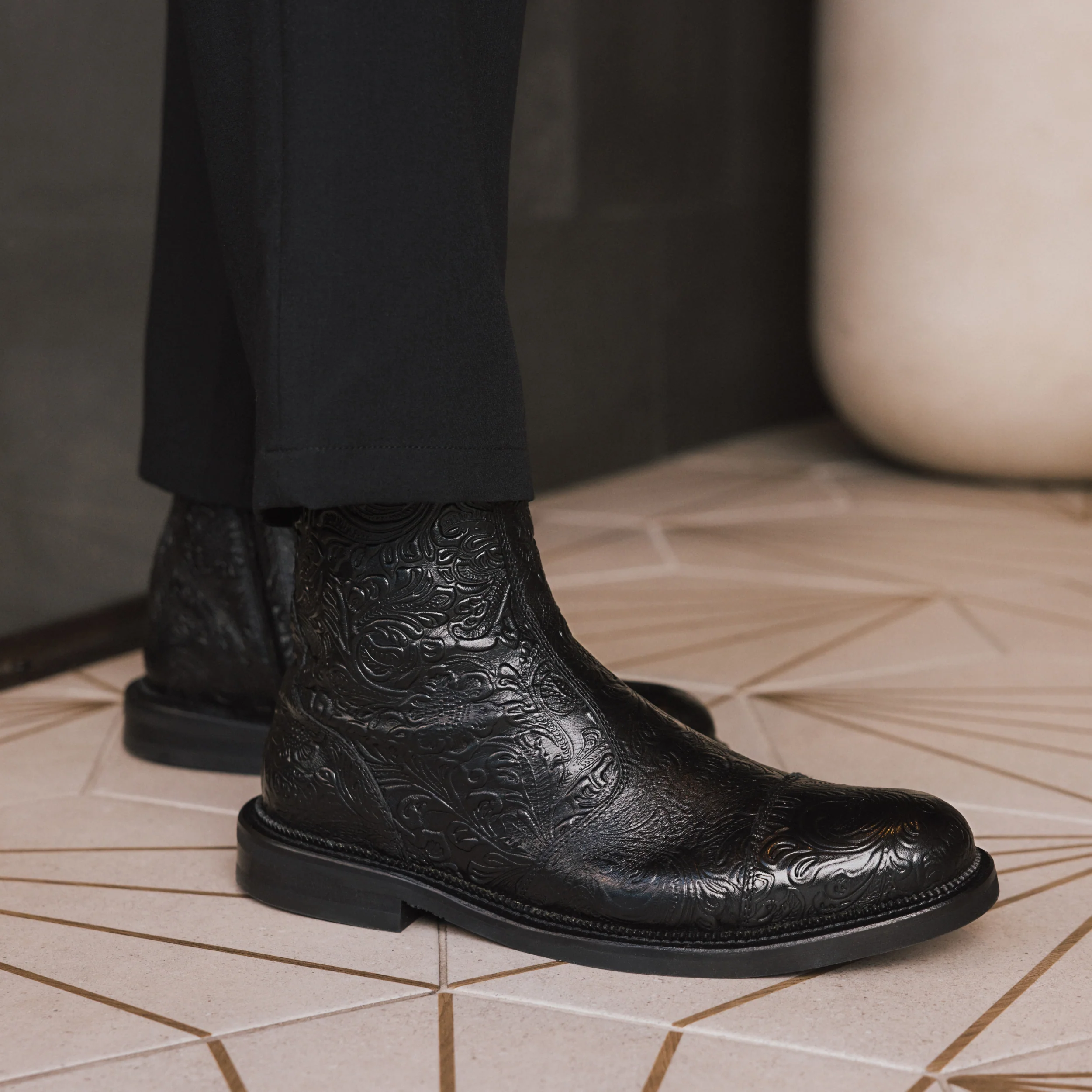 The Lewis Boot in Noir Viejo - Image 3